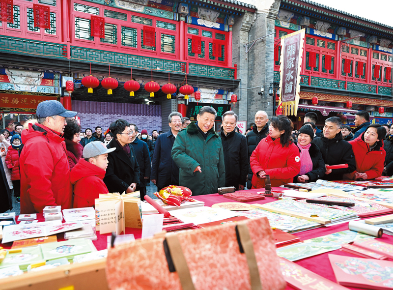 ◆2月1日下午，習近平在天津古文化街考察時，同店舖員工和現場群眾互動交流。新華社