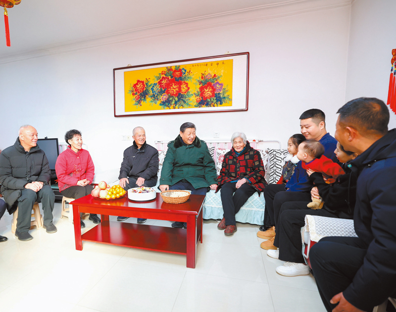 ◆2月1日上午，習近平在西青區辛口鎮第六埠村考察時，同村民杜洪剛一家人親切拉家常。新華社