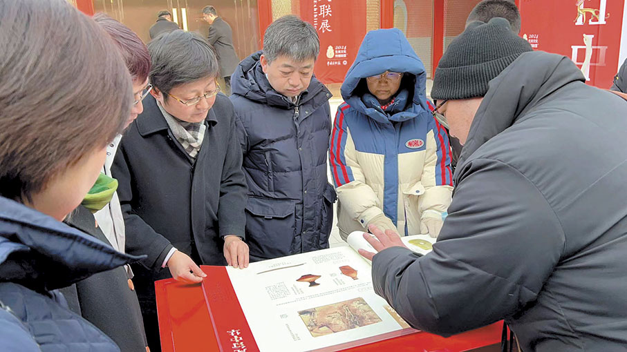 ◆「龍行天下—甲辰龍年生肖文物大聯展」展示了數百幅祥龍題材文物藝術品影像。 香港文匯報記者郭瀚林 攝