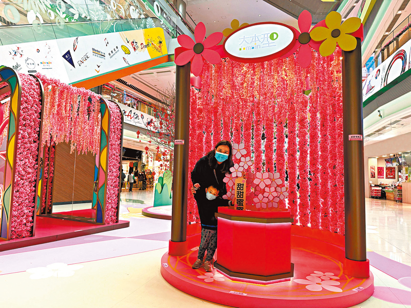 ◆油塘「大本型」商場地下中庭長達5米的「花鏡長廊」及「幸運花籤」擺設。