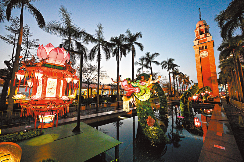 ◆康文署在香港文化中心露天廣場舉行《龍躍花燈·喜迎新歲》春節綵燈展，與市民迎接龍年的來臨。