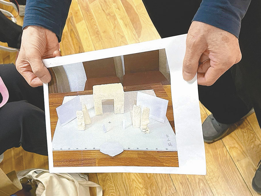 ◆吳興國向記者展示舞台設計草圖。 尉瑋 攝