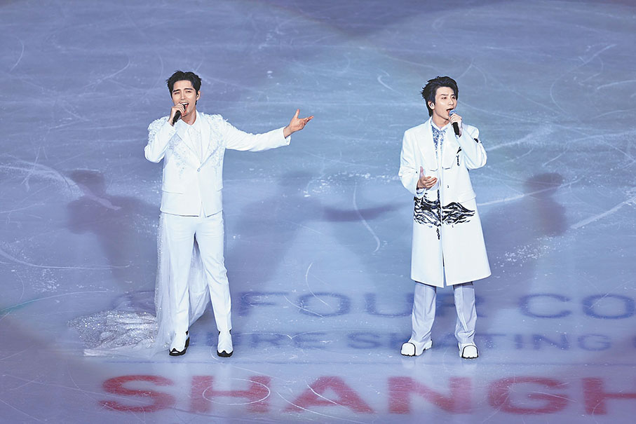 ◆阿雲嘎（左）和蔡程昱用歌聲傳遞祝福。