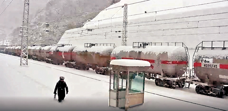 ◆鐵路職工楊德明踏着過膝的雪吃力前行的畫面感動網友。視頻截圖