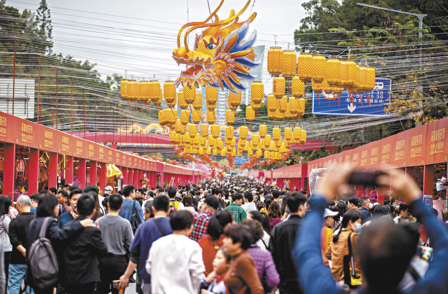 ◆羅湖區愛國路迎春花市打造特色龍年裝飾 。   香港文匯報記者郭若溪 攝