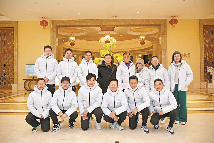 ◆陳百祥率香港精裝明星足球隊到唐山踢波。