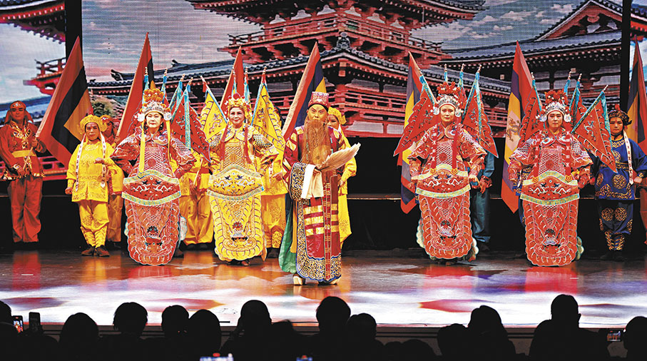 ◆戲曲名家胡文閣、吳瓊、馬力與多倫多票友戲迷同台表演迎新春。