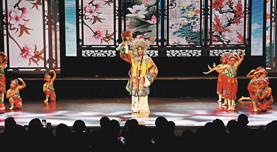 ◆北京京劇院領銜主演、梅派傳人胡文閣在2024年「歡樂春節」海外戲曲春晚中表演《貴妃醉酒》。 中新社