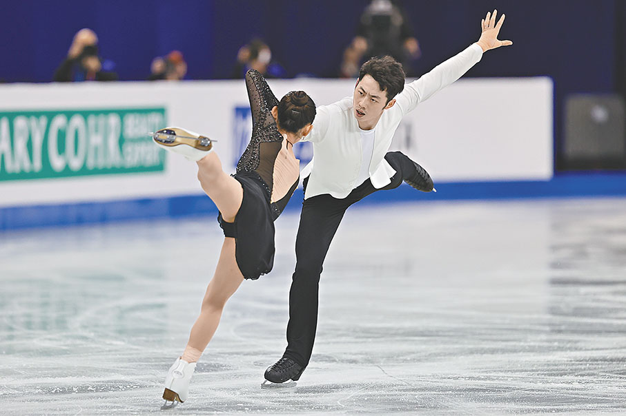 ◆中國組合彭程/王磊（右）獲得雙人滑第六名。 新華社