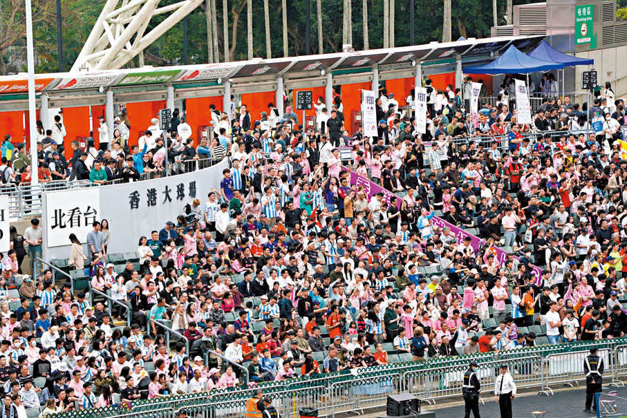 ◆大球場觀眾席上坐滿球迷。香港文匯報記者郭正謙、張發兒 攝