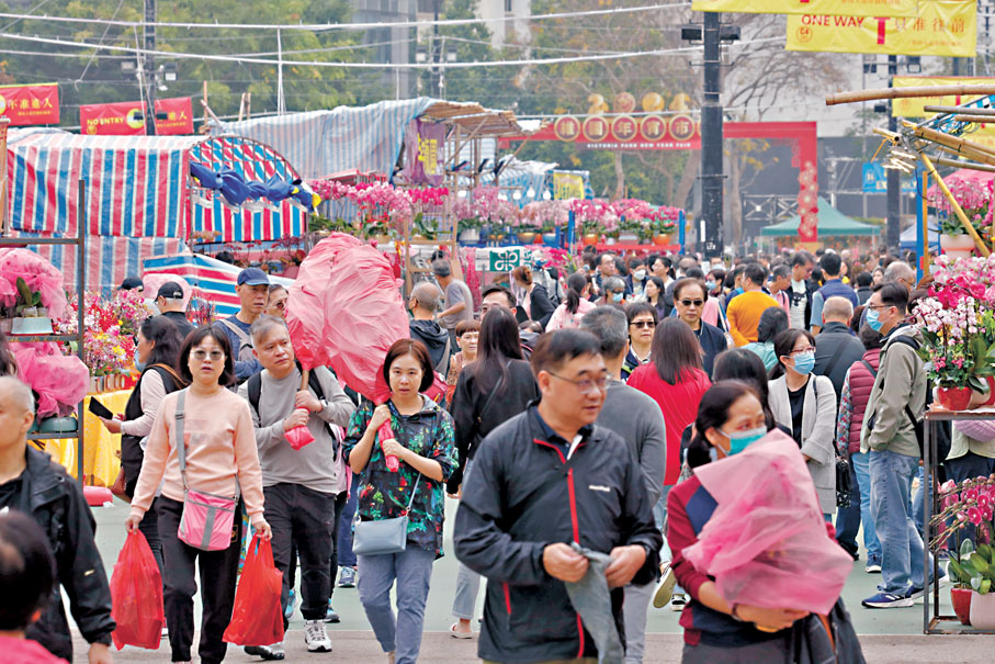 ◆維園年宵市場開鑼第一日頗旺場，不少市民選購年花回家。香港文匯報記者北山彥 攝