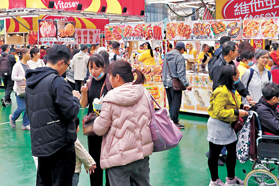◆維園年宵市場重開熟食攤位，逛得累了，可以歇歇腳，「充充電」。香港文匯報記者北山彥 攝