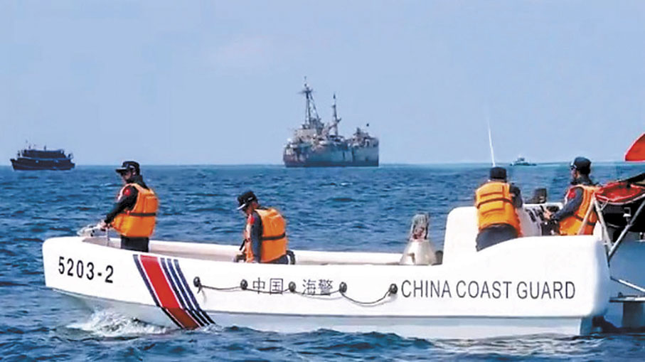 ◆菲方民船對其非法「坐灘」仁愛礁軍艦運送生活物資，中國海警全程跟監管控。 視頻截圖