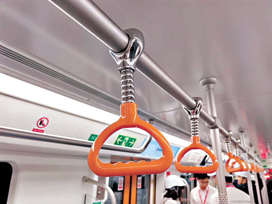 ◆車內手把更穩固，不會隨着列車擺動而搖晃。香港文匯報記者郭若溪  攝