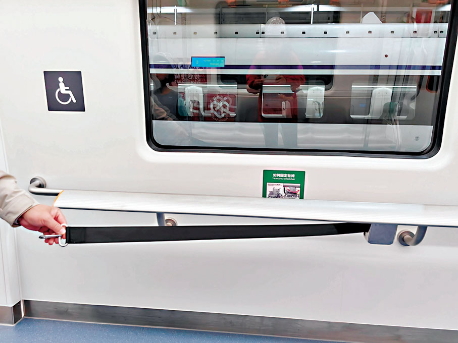 ◆為方便有需要的乘客，車內設置了輪椅停靠區域。香港文匯報記者郭若溪  攝