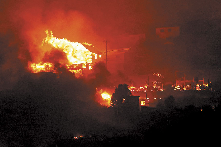 ◆比納薩瑪一間房屋被山火波及焚毀。 路透社