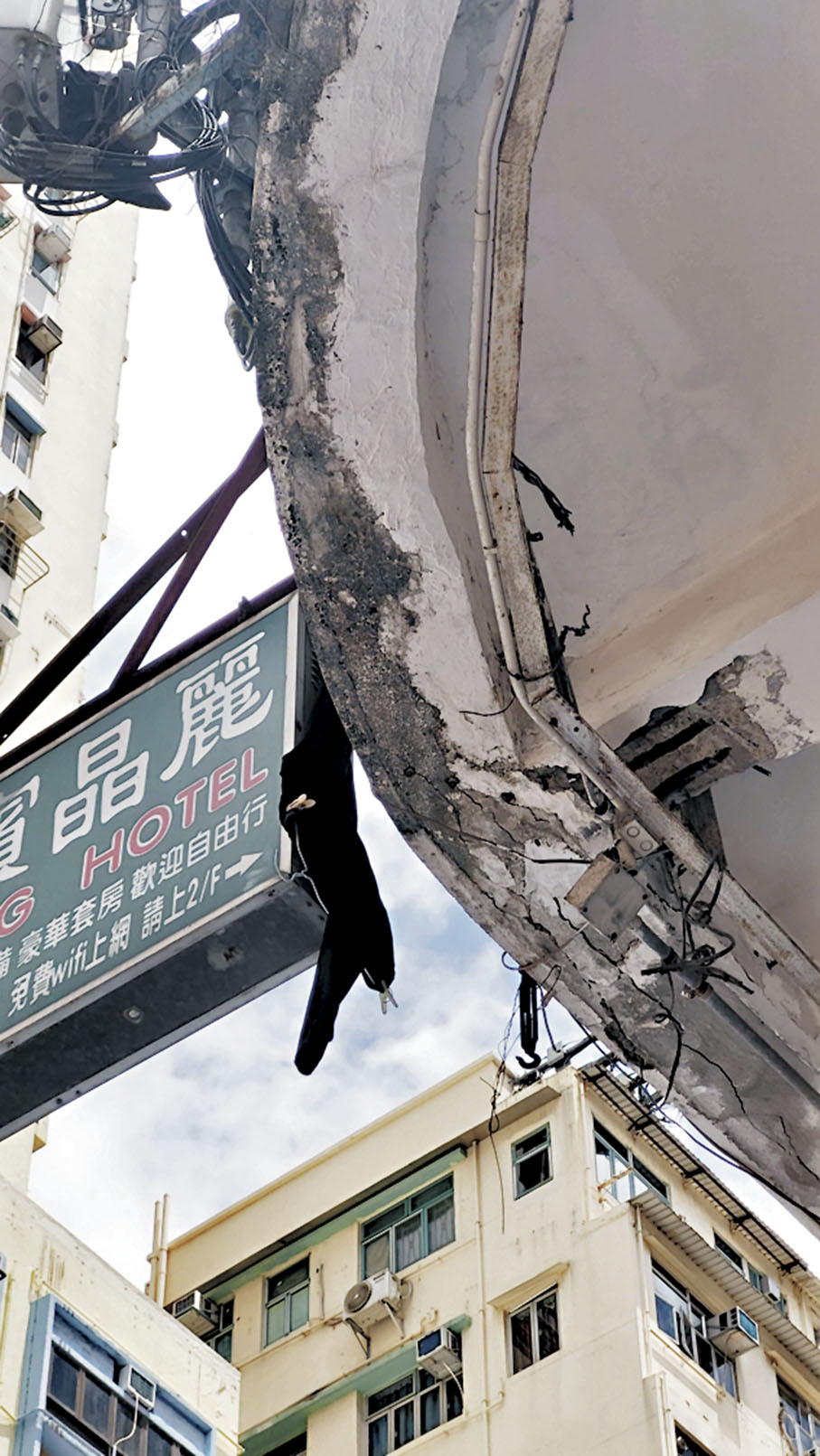 ◆ 近年香港接連發生多宗舊樓石屎剝落事件，引發大眾對樓宇老化問題的關注。 資料圖片