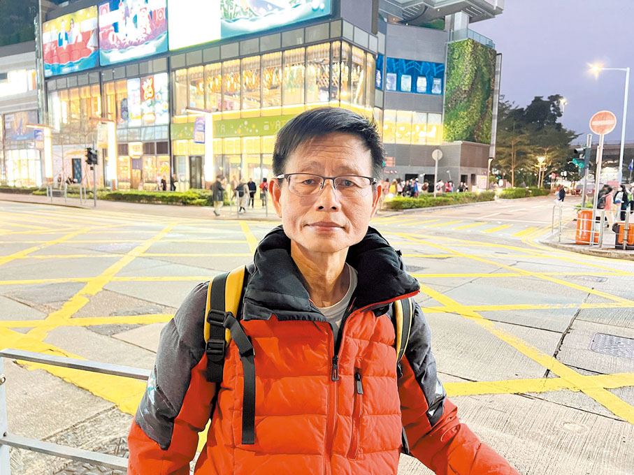 ◆港人葉先生自去年2月透過找換店匯款後，內地賬戶凍結至今已近一年。 香港文匯報記者廣濟  攝