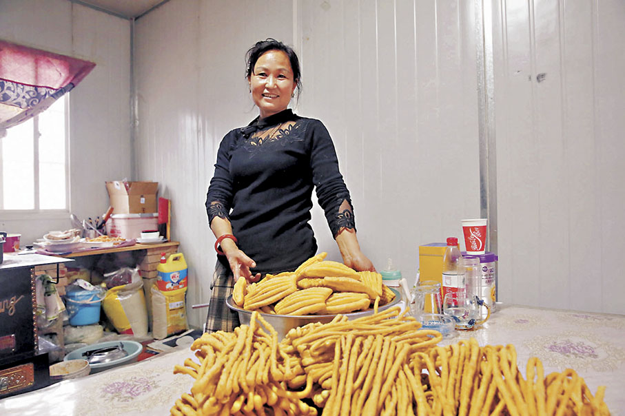 ◆團結村村民石梅香製作炸果子迎接農曆新年。