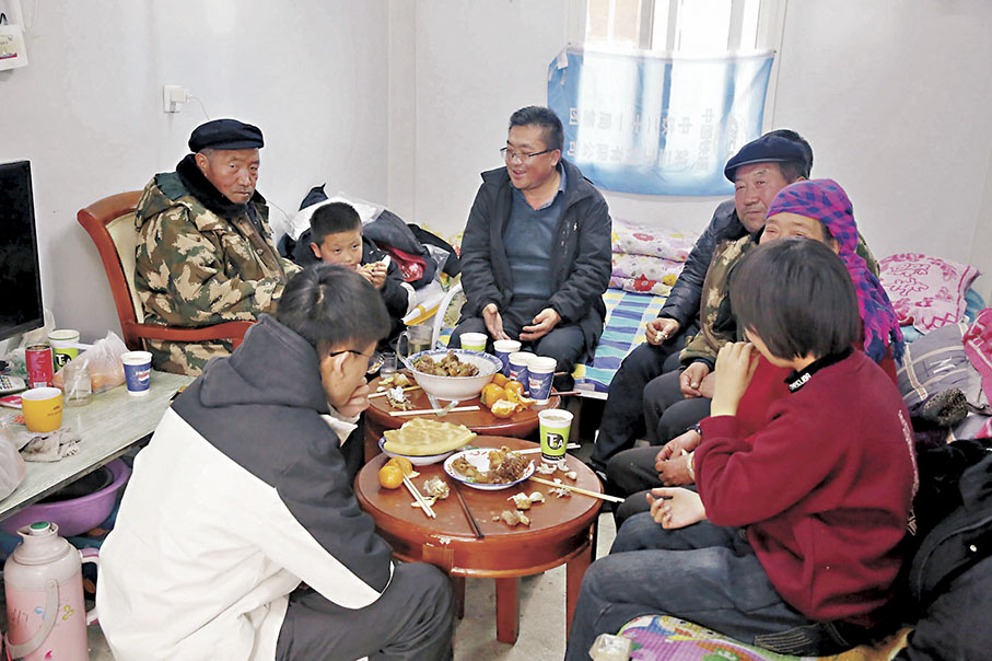 ◆甘肅省積石山縣劉集鄉崔家村趙文才一家在歡聚共度小年。