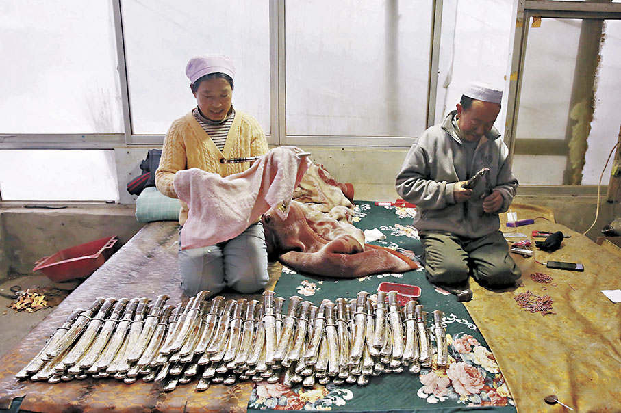 ◆團結村村民馬乃比有正和妻子製作腰刀。