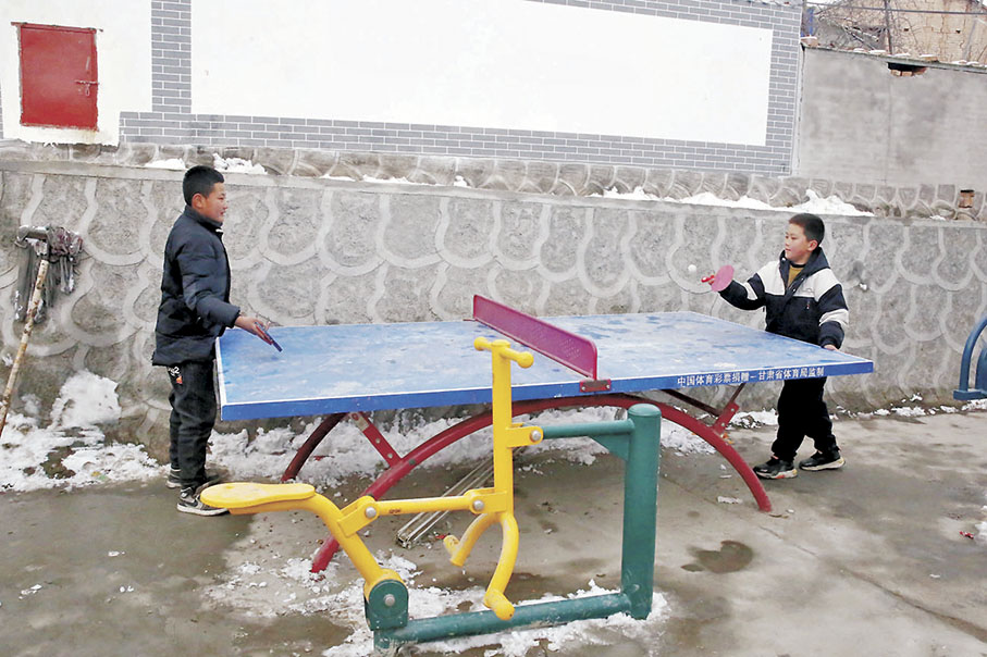 ◆安置點內的小朋友正在打乒乓球。