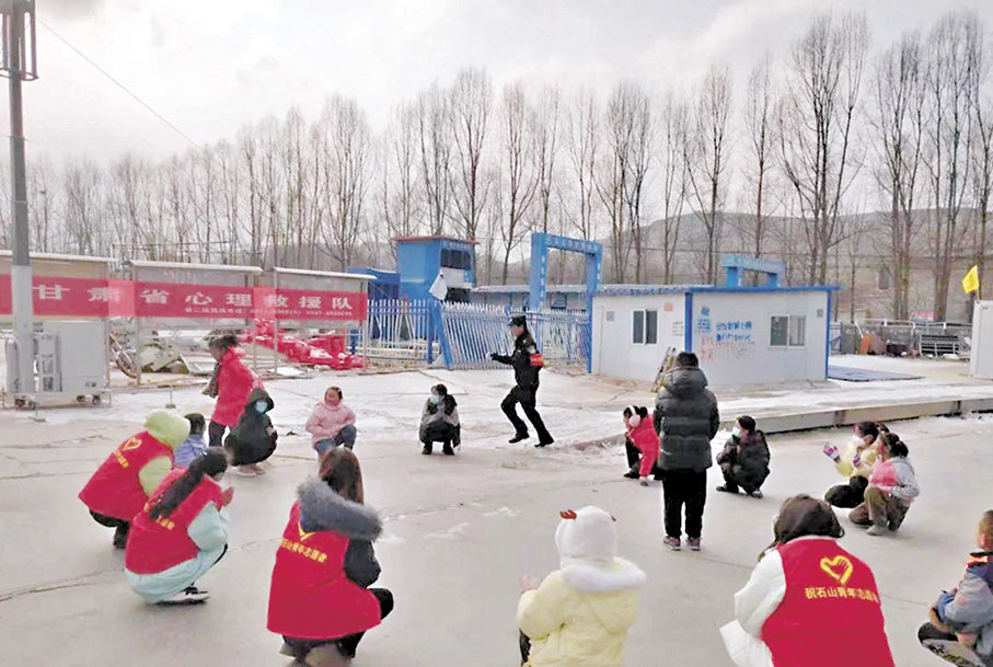 ◆「抗震前線110」警務室民警和孩子們玩遊戲。