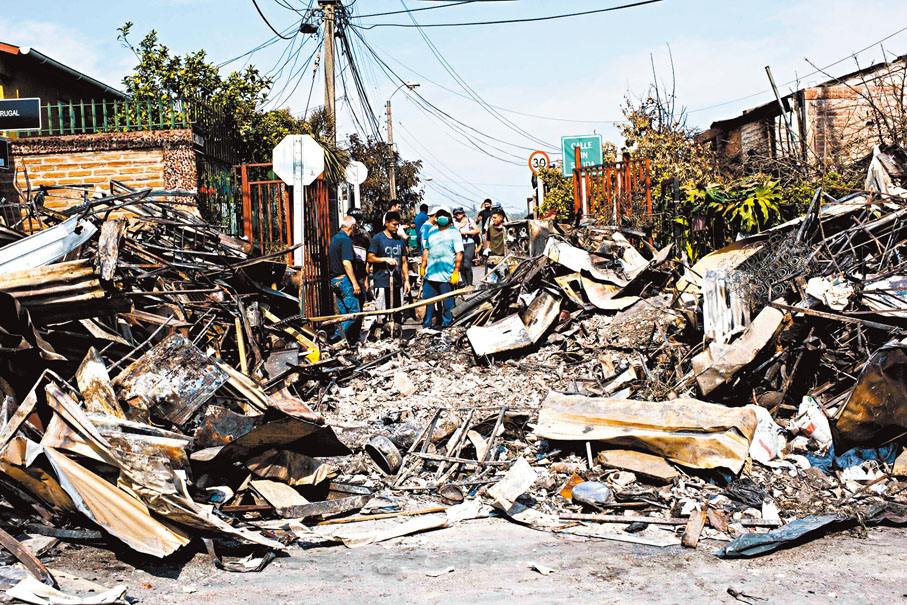 ◆居民清理火災後的廢墟。 彭博社