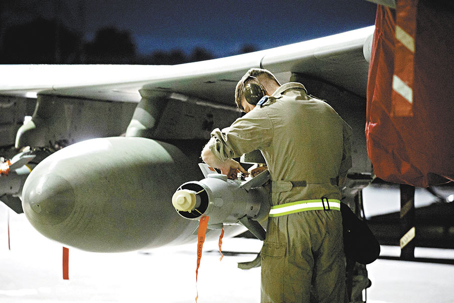 ◆英軍戰機準備出動轟炸胡塞武裝目標。 路透社