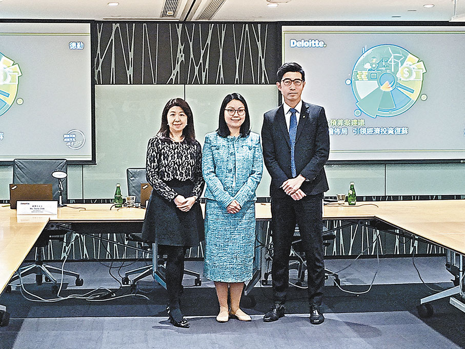 ◆德勤中國稅務合夥人尹佩儀(中)、戚維之(左)、潘宗杰昨日分享對財政預算案展望。 記者 曾業俊 攝