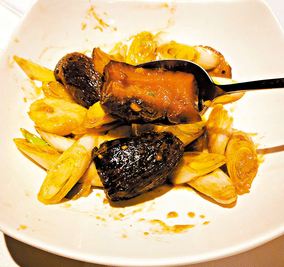 ◆寓意「掌掌千斤」的鵝掌蹄筋煲。