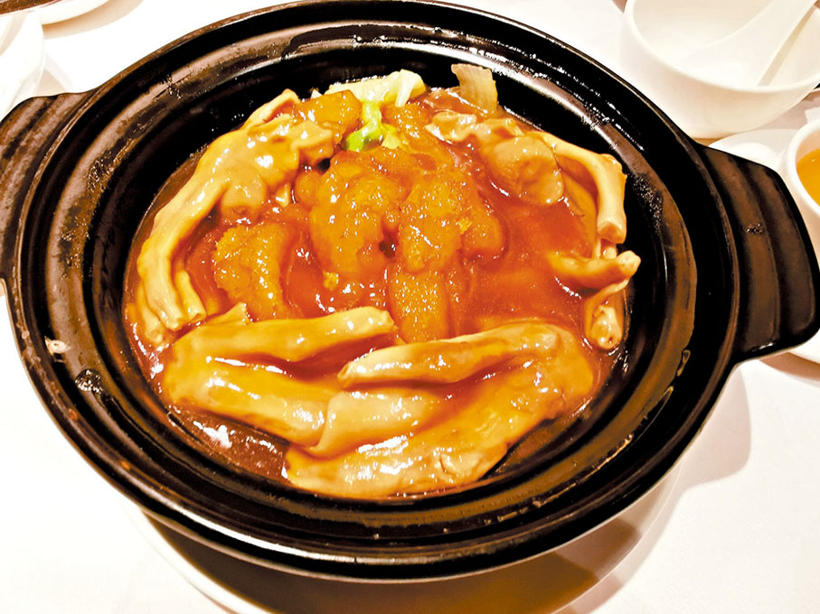 ◆寓意「齊心事成」的葱燒海參玉帶。