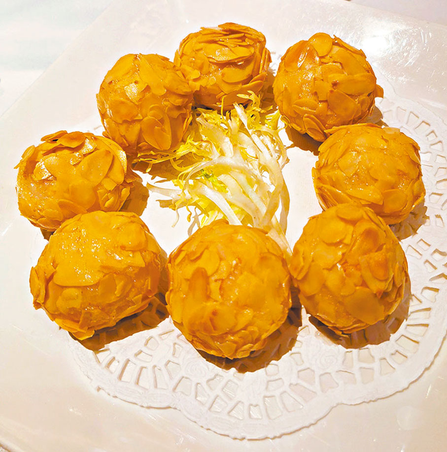 ◆有「金甲玉龍」之意的杏片炸蝦棗。