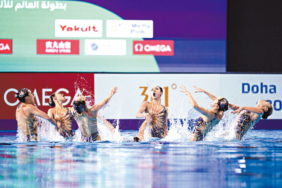 ◆中國花樣游泳隊在比賽中。 新華社