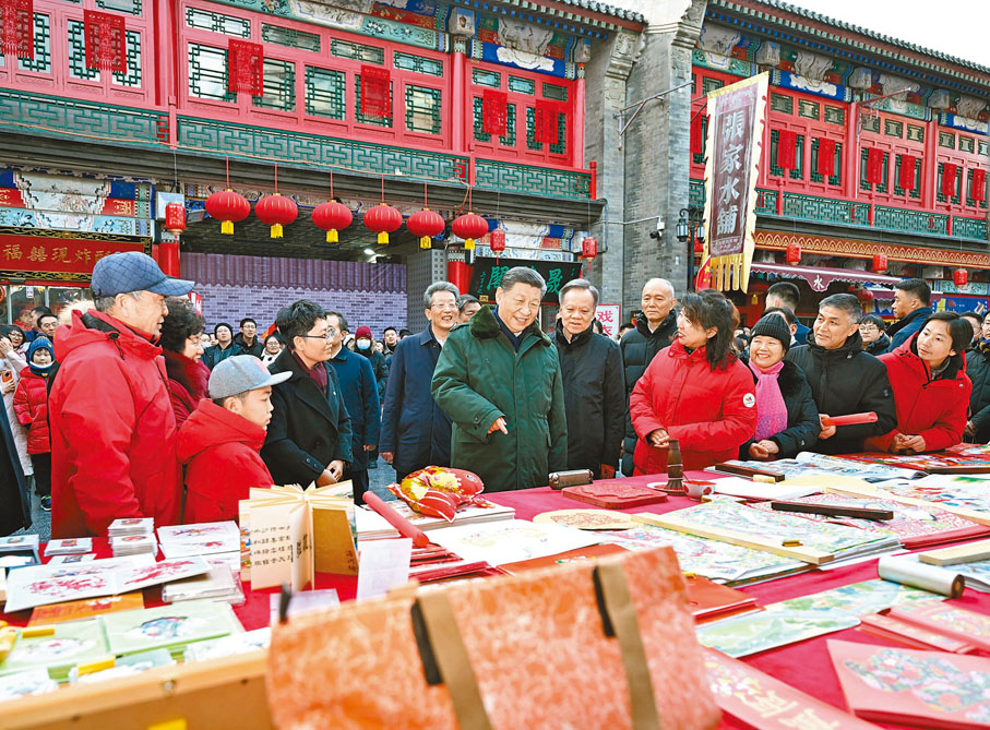 ◆2月1日至2日，中共中央總書記、國家主席、中央軍委主席習近平來到天津，看望慰問基層幹部群眾。圖為1日下午，習近平在天津古文化街考察時，同店舖員工和現場群眾互動交流。 新華社