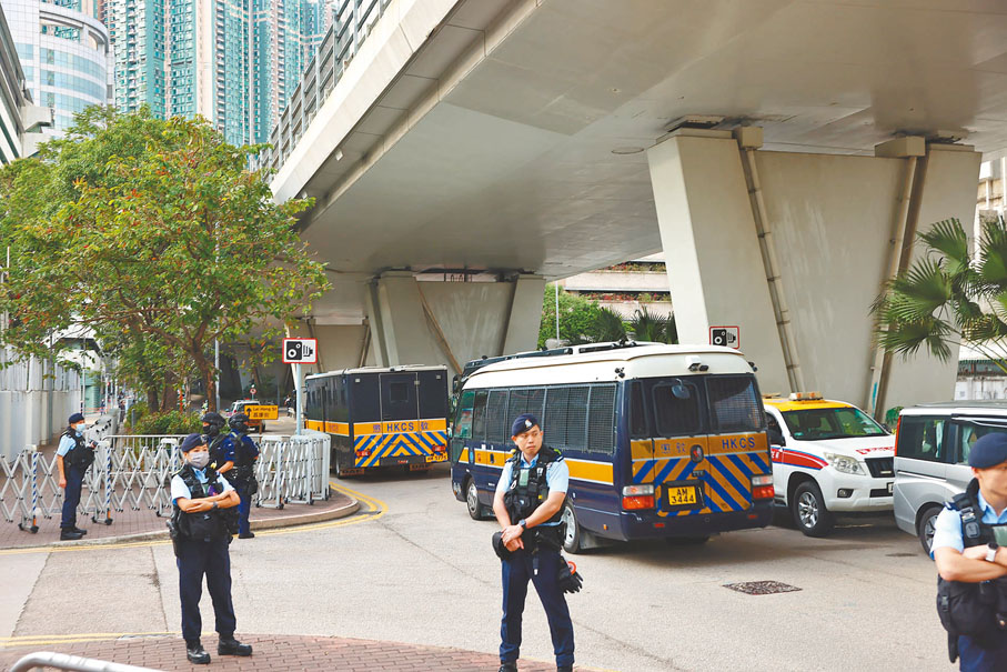 ◆黎智英被押解到西九龍法院。香港文匯報記者劉友光  攝