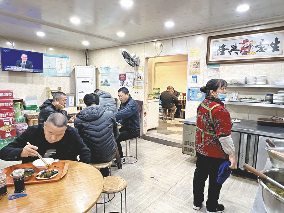 ◆用餐高峰時段，「的士大食堂」坐得滿滿當當。