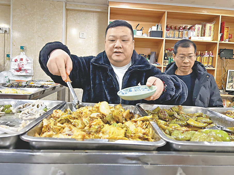 ◆老闆孫益輝偶爾也會上手幫忙打菜。