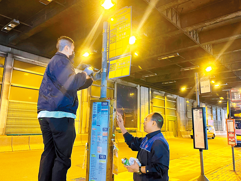 ◆城巴職員昨早在NB3線屯門市廣場站安裝站旗。 香港文匯報記者郭倩 攝