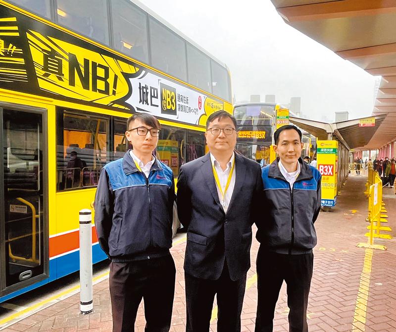 ◆NB3線巴士車身印上內地網絡流行語。左起：城巴見習助理督察李知行、營運及工程主管（九龍及新界）龔樹人、高級督察葉建順。 香港文匯報記者郭倩 攝