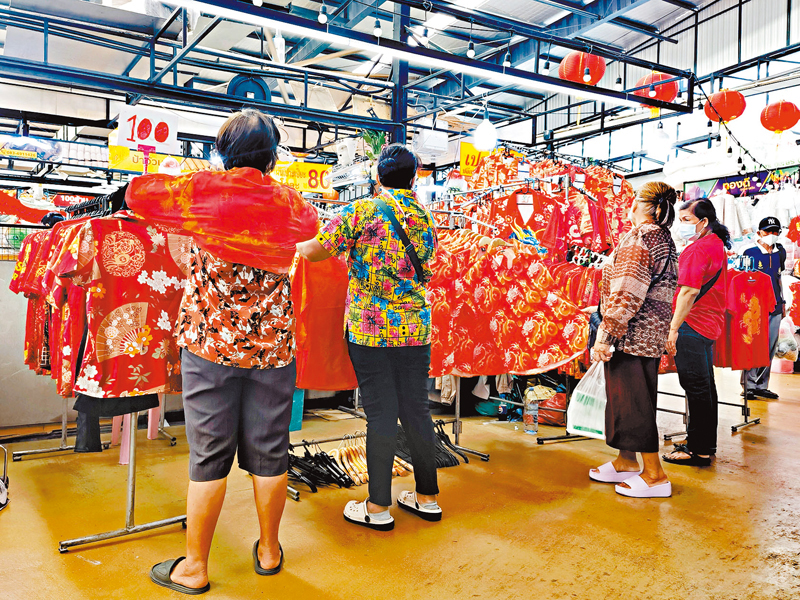 ◆曼谷商店售賣春節服飾。中新社