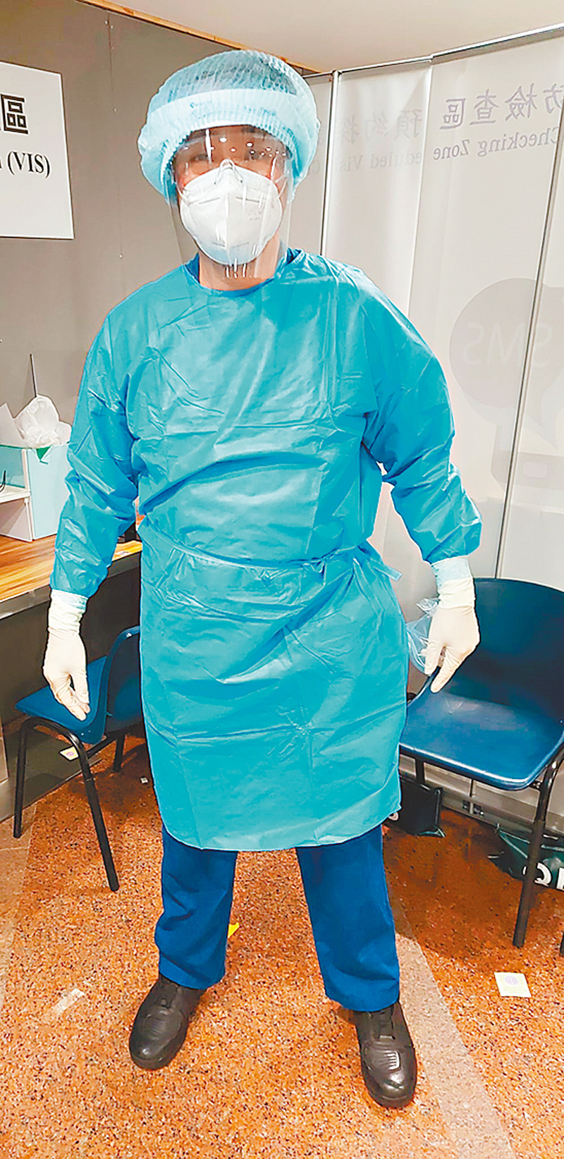 ◆2022年年初疫情高峰期間，黃敬慈每日身着全套保護衣在醫院工作多達17小時。受訪者供圖