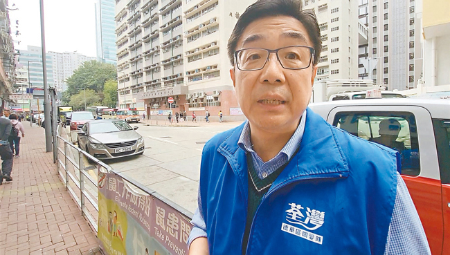 ◆荃灣關愛隊（德華）隊長羅少傑昨日到場協助受火警影響的居民。香港文匯報記者鄧偉明 攝