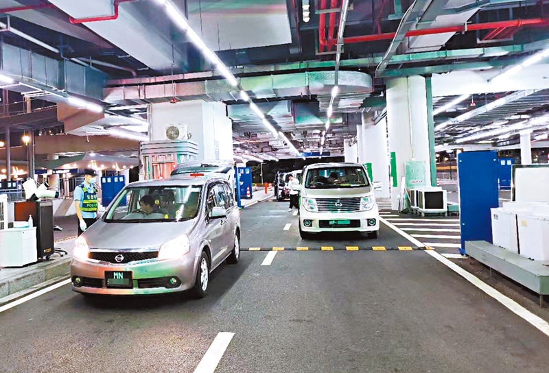 ◆運輸局表示,正研究推出優化措施,讓「港車北上」的「電子牌證」到期時,簡化申請續期程序。 資料圖片