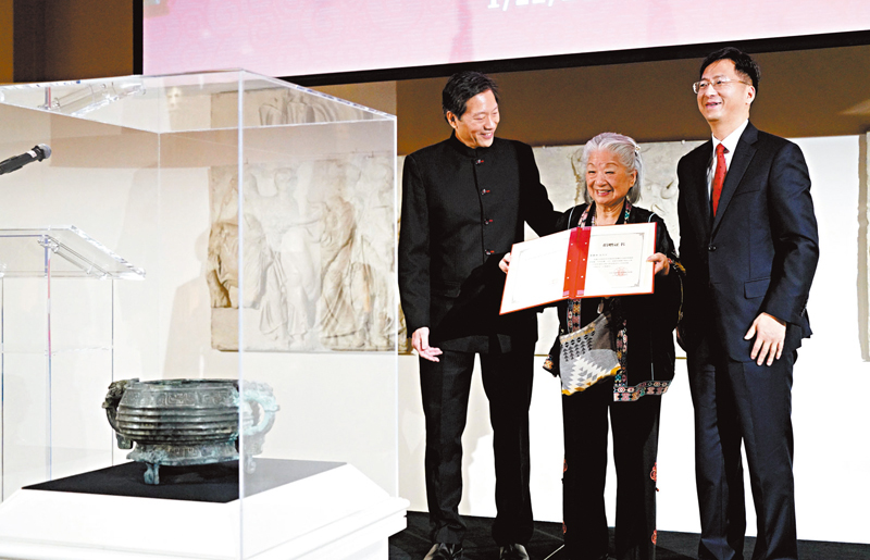 ◆中國駐舊金山總領館總領事張建敏（右）代表國家文物局為雷蒙德·金及其母親頒發捐贈證書。香港文匯報北京傳真