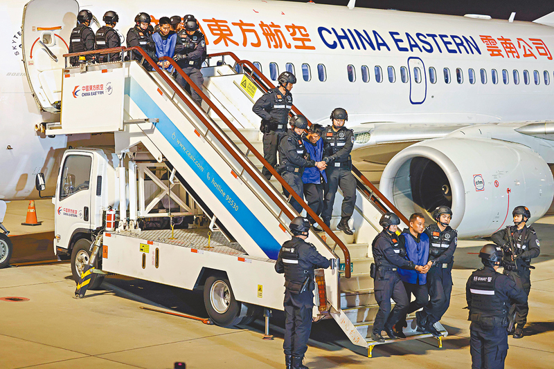 ◆1月30日，在雲南昆明長水機場，白所成、白應蒼、魏懷仁、劉正祥、劉正茂、徐老發等10名緬北重大犯罪嫌疑人被中國公安機關押解回國。 資料圖片