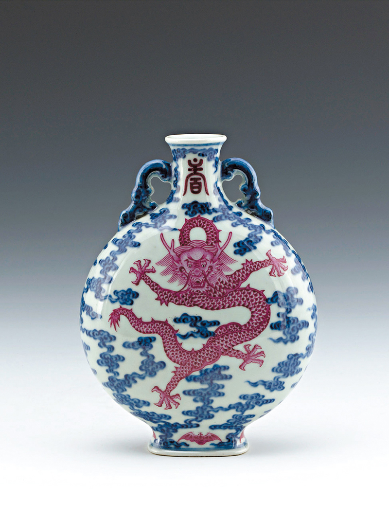 ◆上海博物館藏 清代乾隆年間景德鎮窯青花胭脂紅雲龍紋雙耳扁瓶