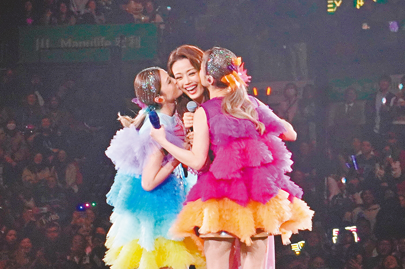 ◆祖兒被阿Sa與阿嬌左右夾擊強吻。