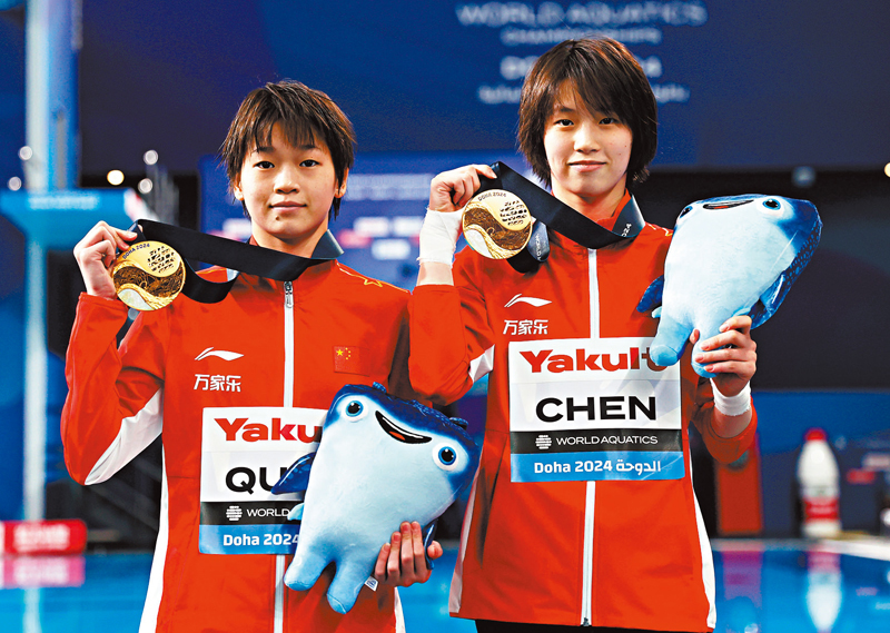 ◆陳芋汐(右)/全紅嬋在頒獎儀式後展示金牌。  新華社