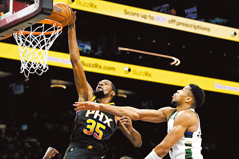 ◆杜蘭特(左)在阿迪圖昆保面前單手入樽。  美聯社